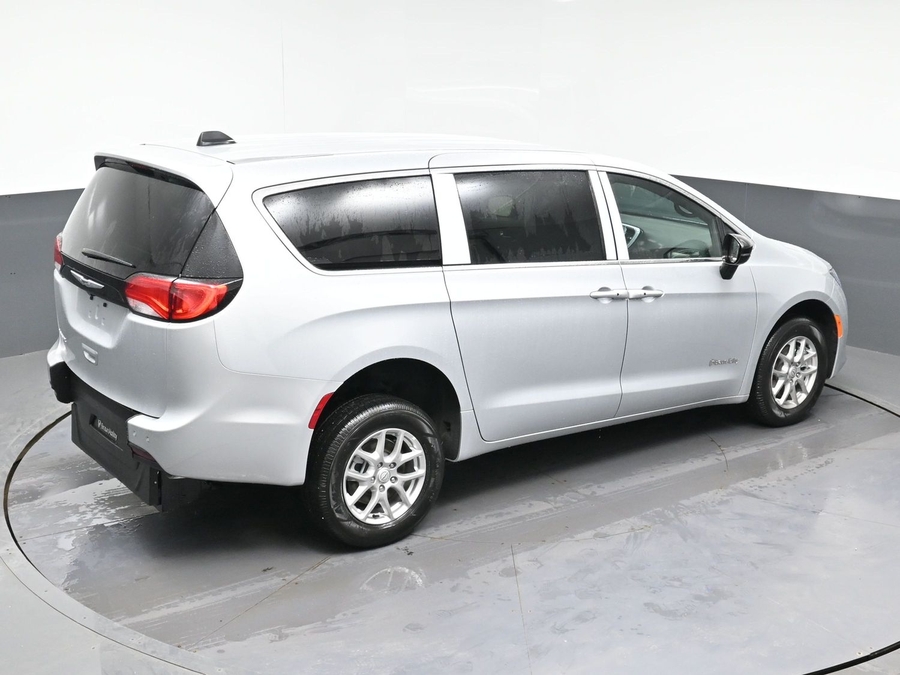 Silver Chrysler Voyager image number 9