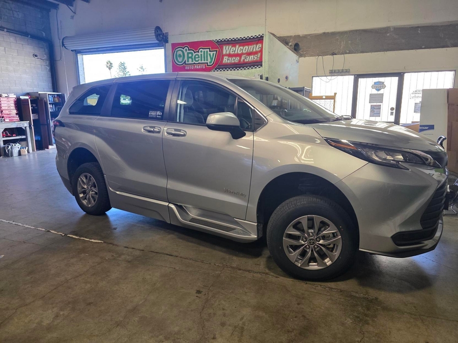 Used 2022 Toyota Sienna Hybrid LE - BraunAbility Side Entry Entry Fold Out Automatic Ramp