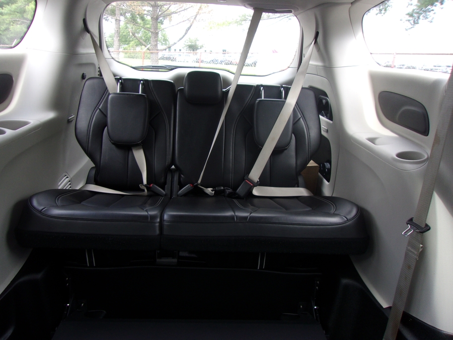 Grey Chrysler Pacifica image number 7