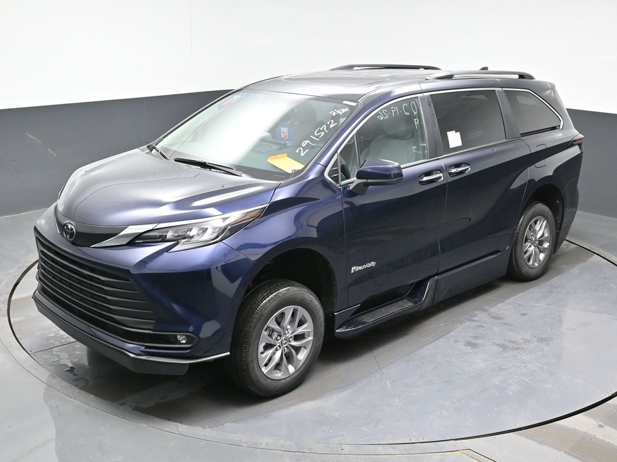 New 2026 Toyota Sienna Hybrid XLE Base - BraunAbility Side Entry Entry Fold Out Automatic Ramp
