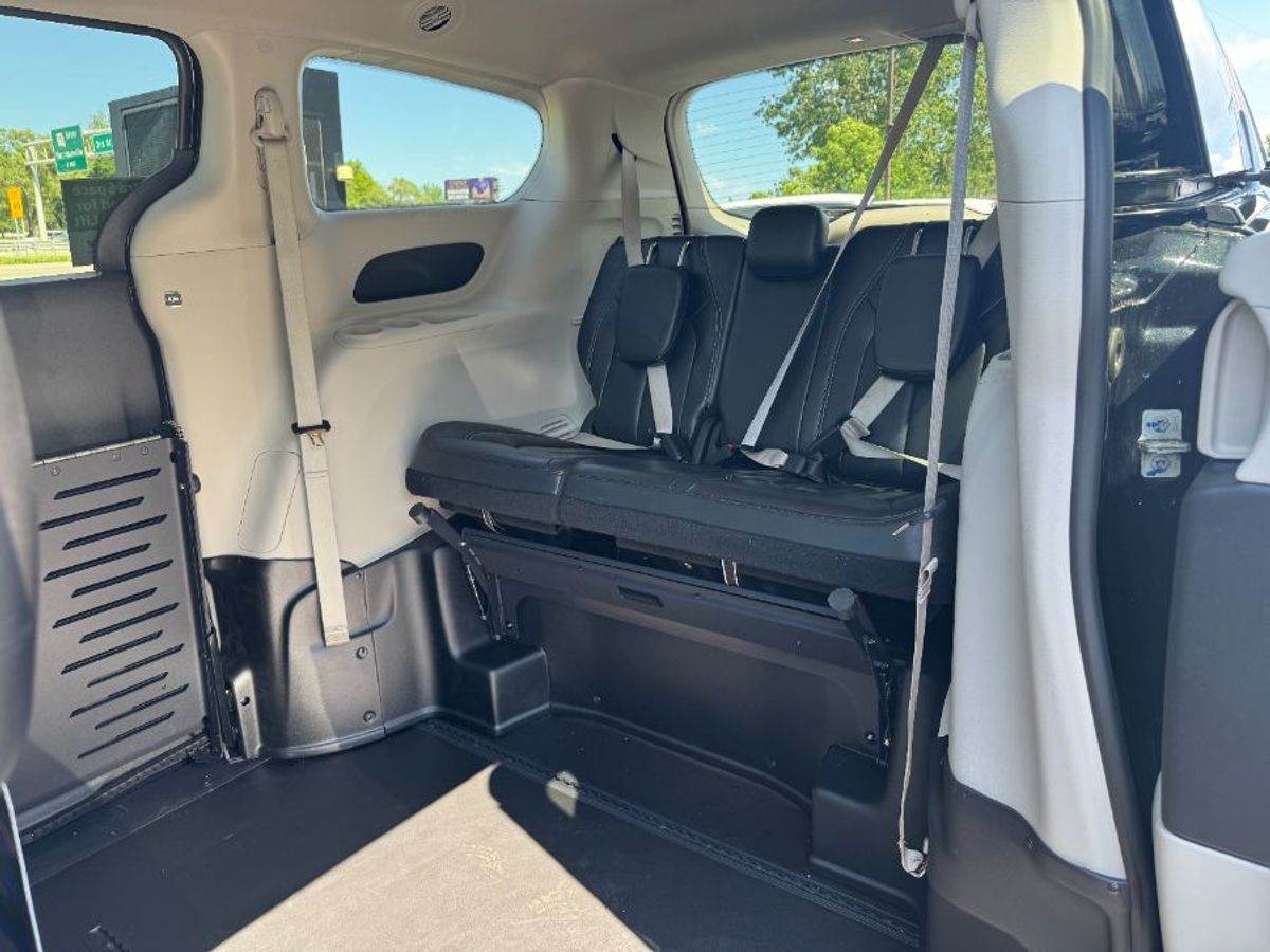 2023 CHRYSLER PACIFICA - Image 18