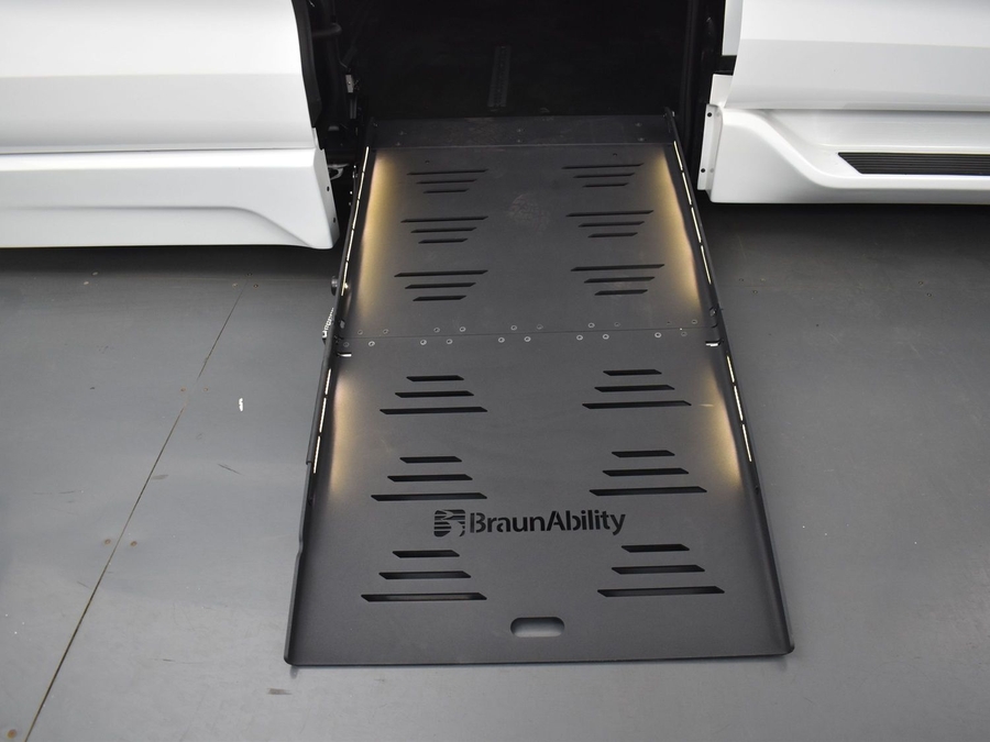 New 2025 Toyota Sienna Hybrid LE - BraunAbility Side Entry Entry Fold Out Automatic Ramp
