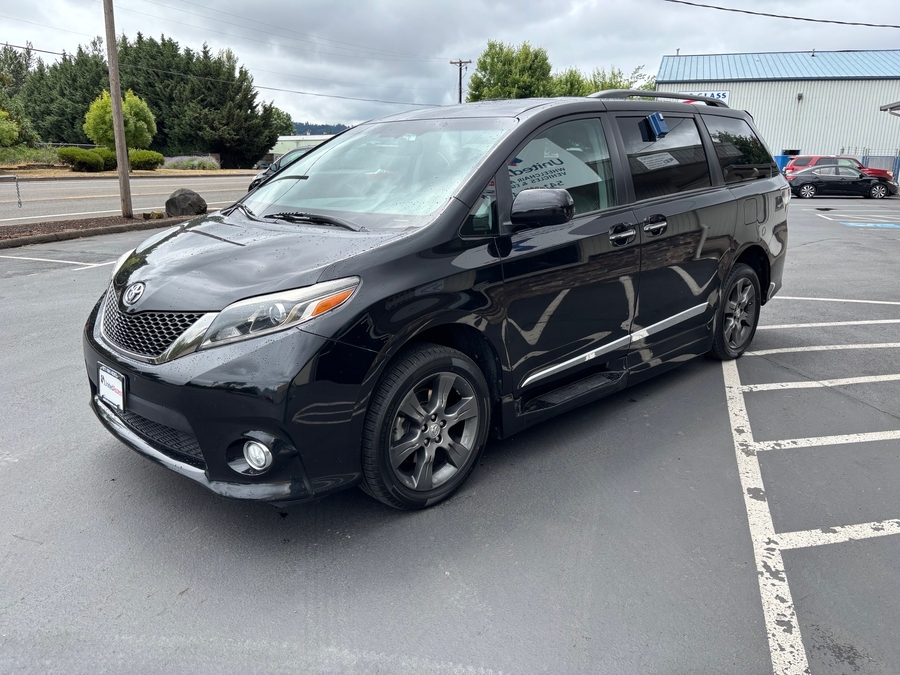Used 2016 Toyota Sienna SE - BraunAbility Side Entry In Floor Automatic Ramp