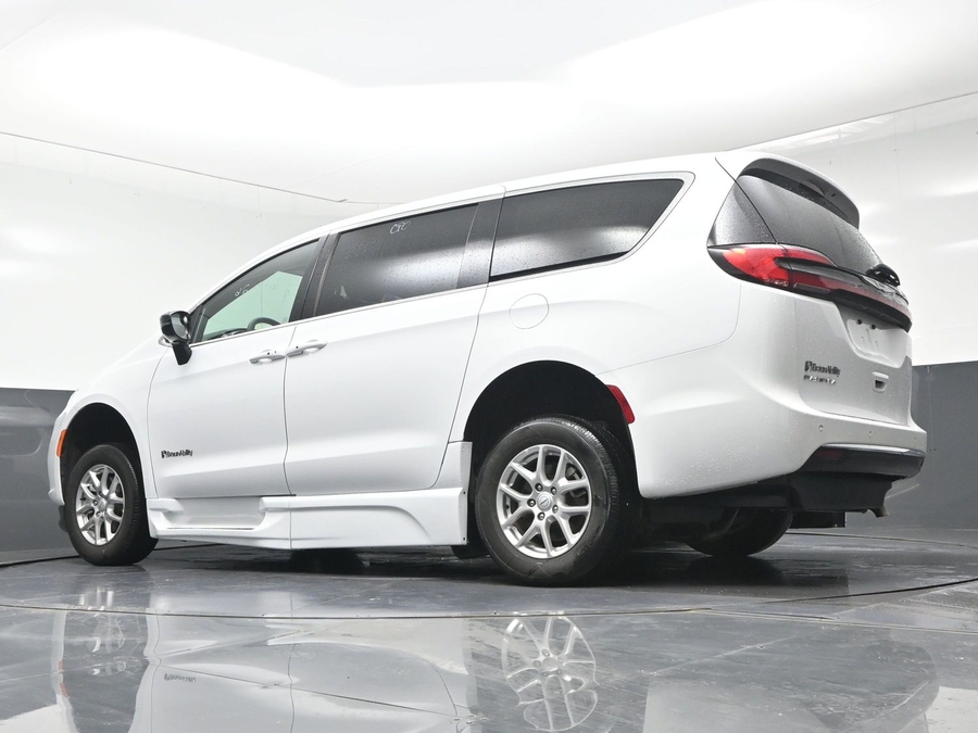 Used 2025 Chrysler Pacifica Select Safety - BraunAbility Side Entry In Floor Automatic Ramp