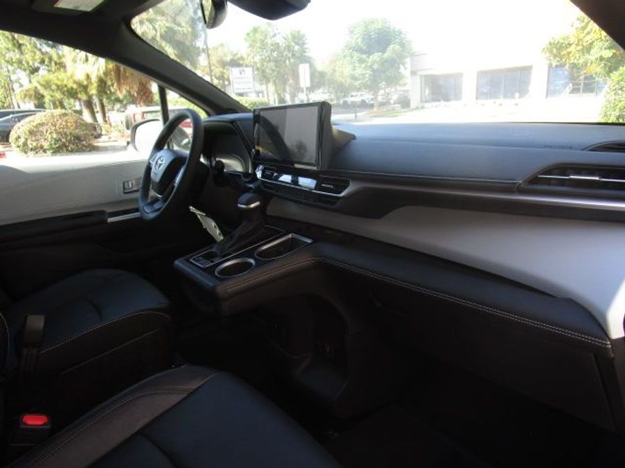 New 2025 Toyota Sienna Hybrid XSE Sport - VMI Side Entry Entry In Floor Automatic Ramp