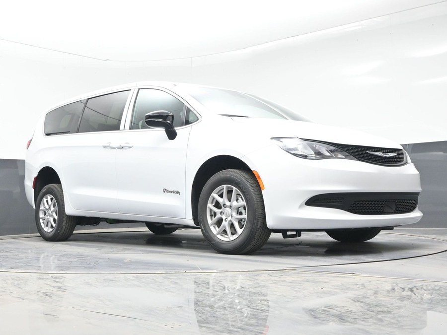 White Chrysler Voyager image number 17