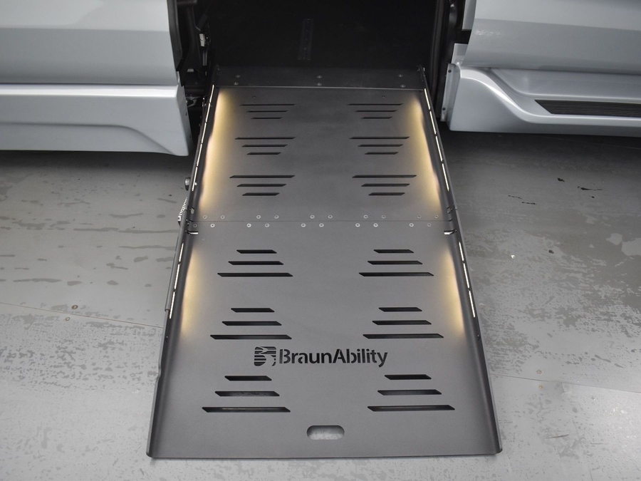 New 2025 Toyota Sienna Hybrid XSE - BraunAbility Side Entry Entry Fold Out Automatic Ramp