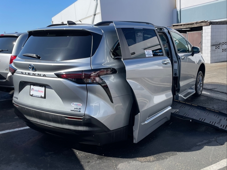 Used 2024 Toyota Sienna Hybrid XLE - BraunAbility Side Entry Entry Fold Out Automatic Ramp