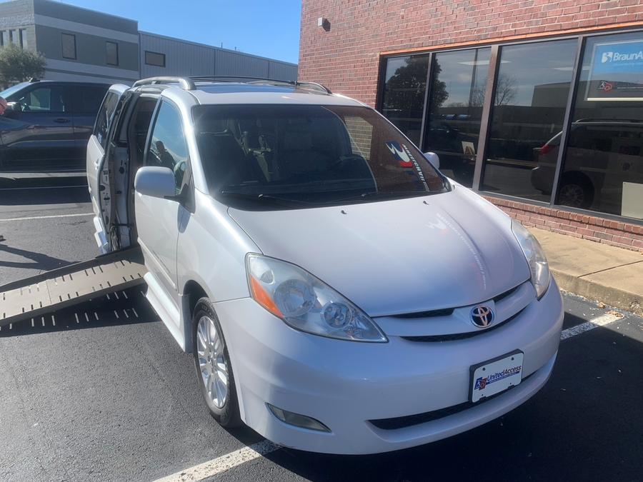 Used 2020 Toyota Sienna XLE - BraunAbility Side Entry Entry In Floor Automatic Ramp