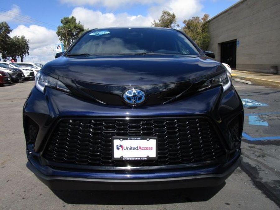 New 2025 Toyota Sienna Hybrid XSE Sport - BraunAbility Side Entry Entry Fold Out Automatic Ramp