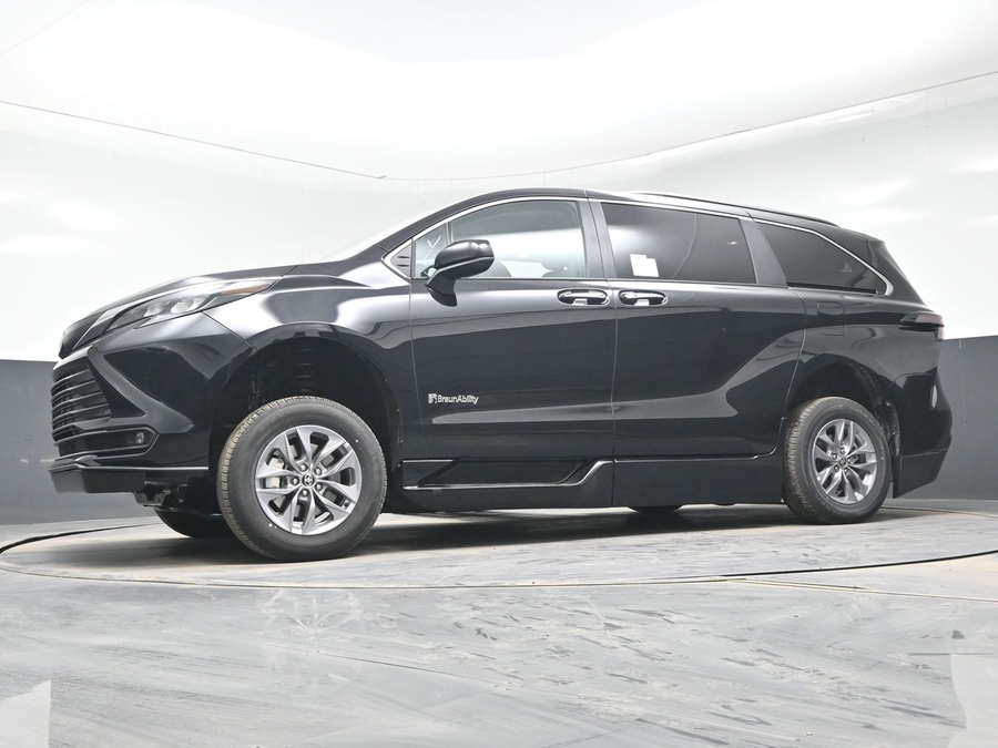 Black Toyota Sienna image number 19