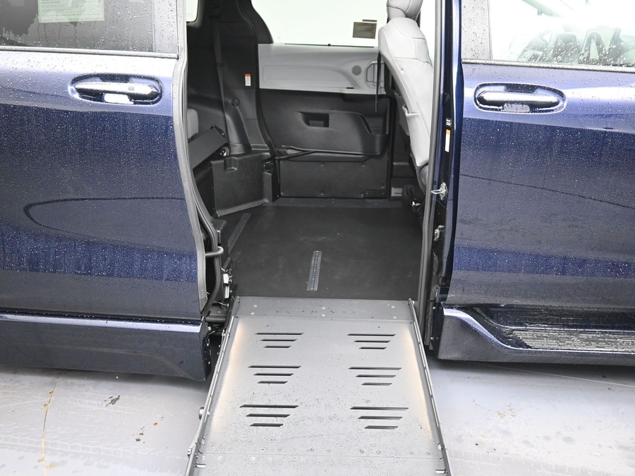 Blue Toyota Sienna image number 13