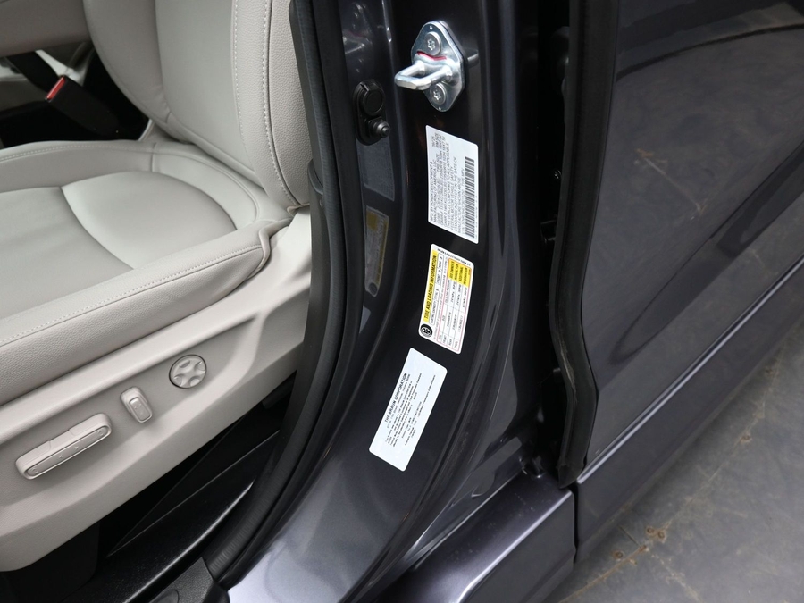 Grey Honda Odyssey image number 13