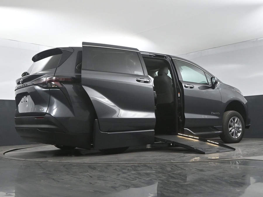 New 2025 Toyota Sienna Hybrid XLE Base - BraunAbility Side Entry Entry Fold Out Automatic Ramp