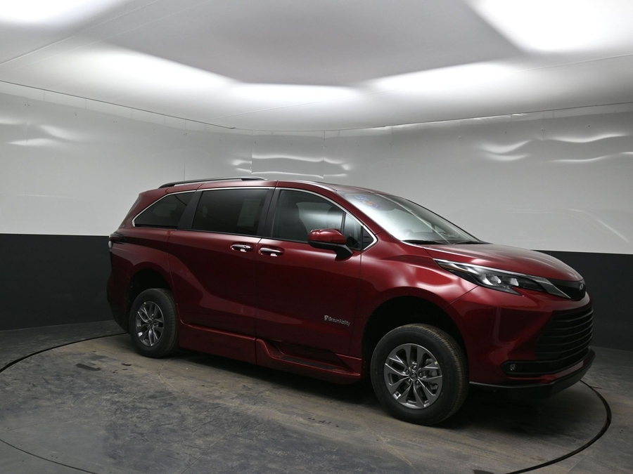 New 2026 Toyota Sienna Hybrid XLE Base - BraunAbility Side Entry Fold Out Automatic Ramp