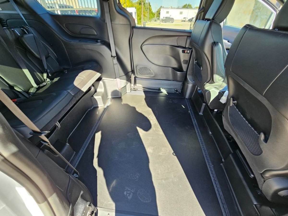 2025 CHRYSLER VOYAGER - Image 9