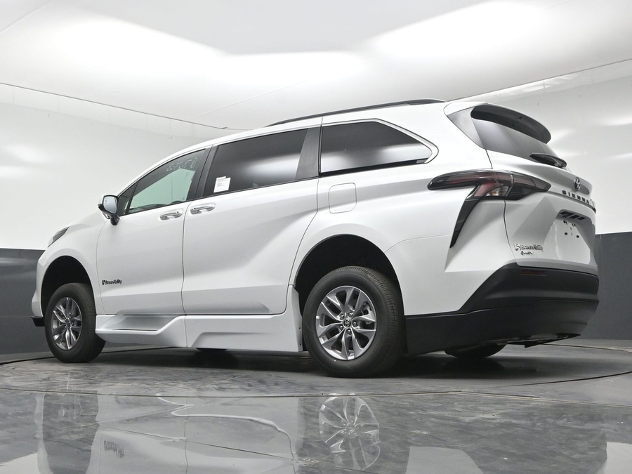 White Toyota Sienna image number 17