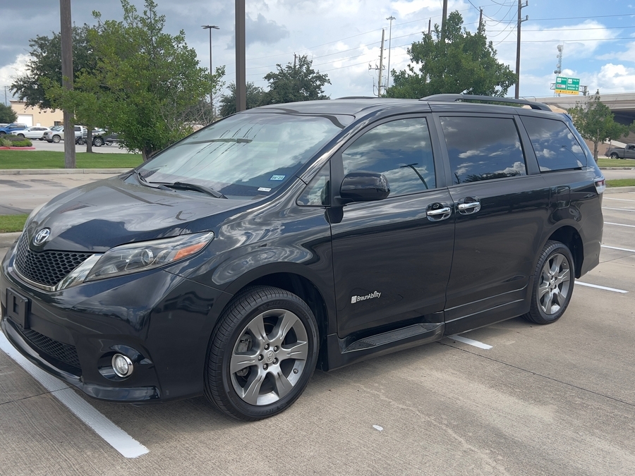Used 2015 Toyota Sienna SE - BraunAbility Side Entry Entry In Floor Automatic Ramp