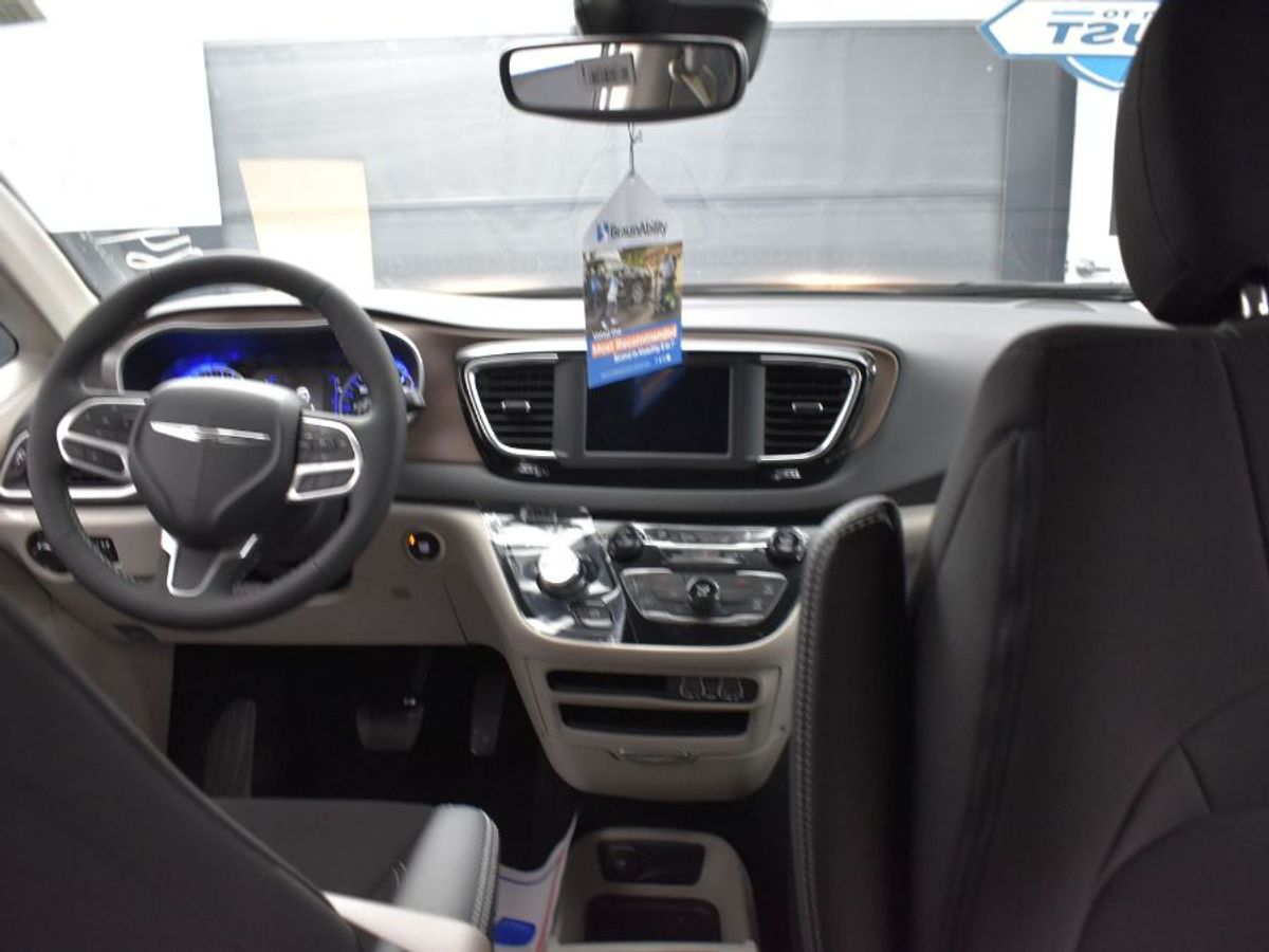 Silver Chrysler Voyager image number 3