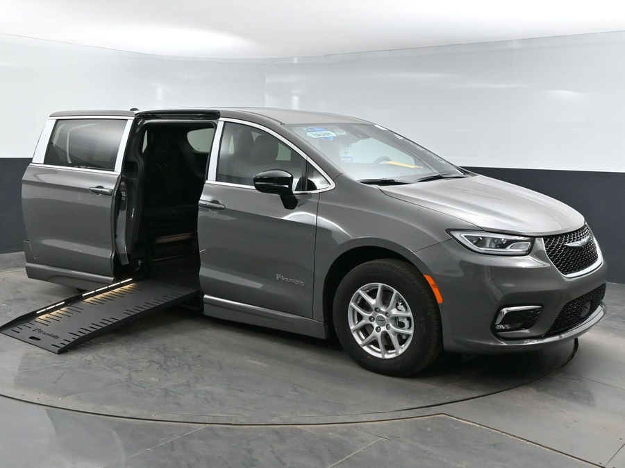 New 2025 Chrysler Pacifica Select Safety - BraunAbility Side Entry Entry Fold Out Automatic Ramp
