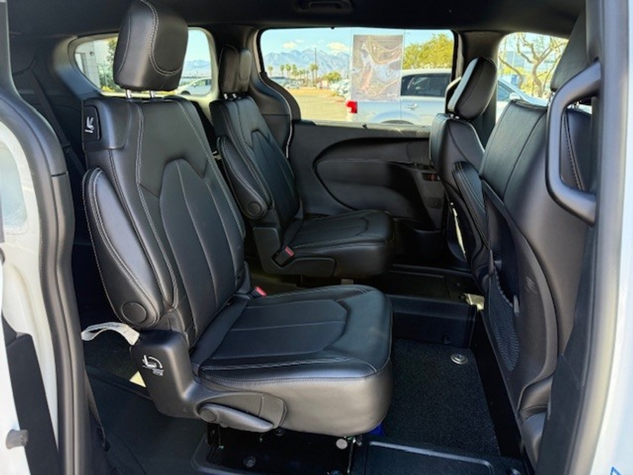 White Chrysler Voyager image number 7