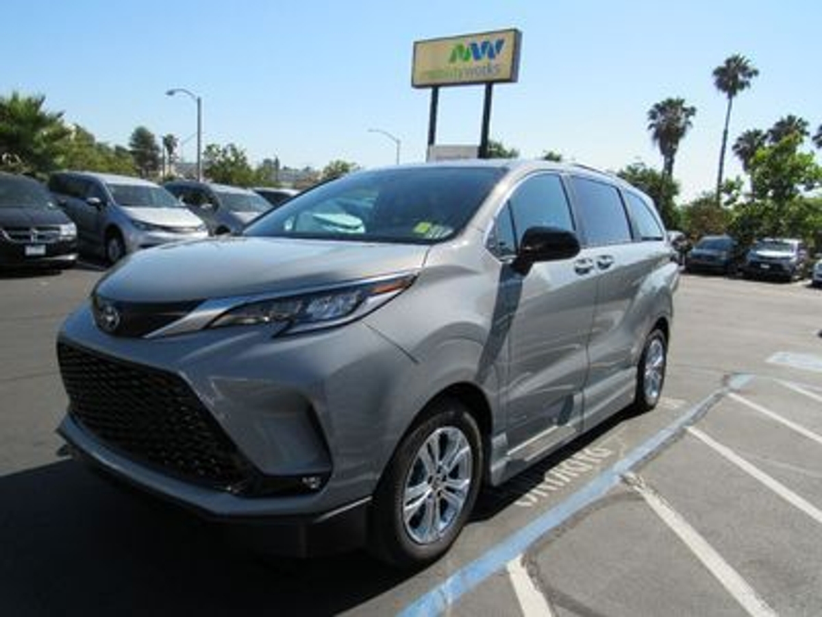 2023 TOYOTA SIENNA - Image 4