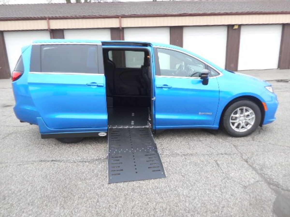 Blue Chrysler Pacifica image number 9
