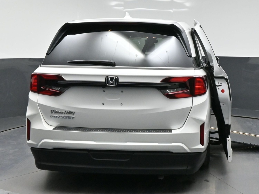 White Honda Odyssey image number 3
