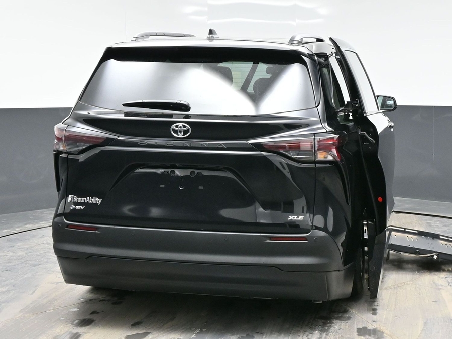 New 2026 Toyota Sienna Hybrid XLE Base - BraunAbility Side Entry Entry Fold Out Automatic Ramp