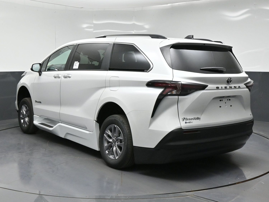 New 2026 Toyota Sienna Hybrid XLE Base - BraunAbility Side Entry Fold Out Automatic Ramp