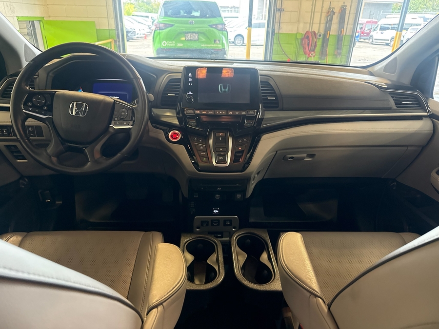 Silver Honda Odyssey image number 10