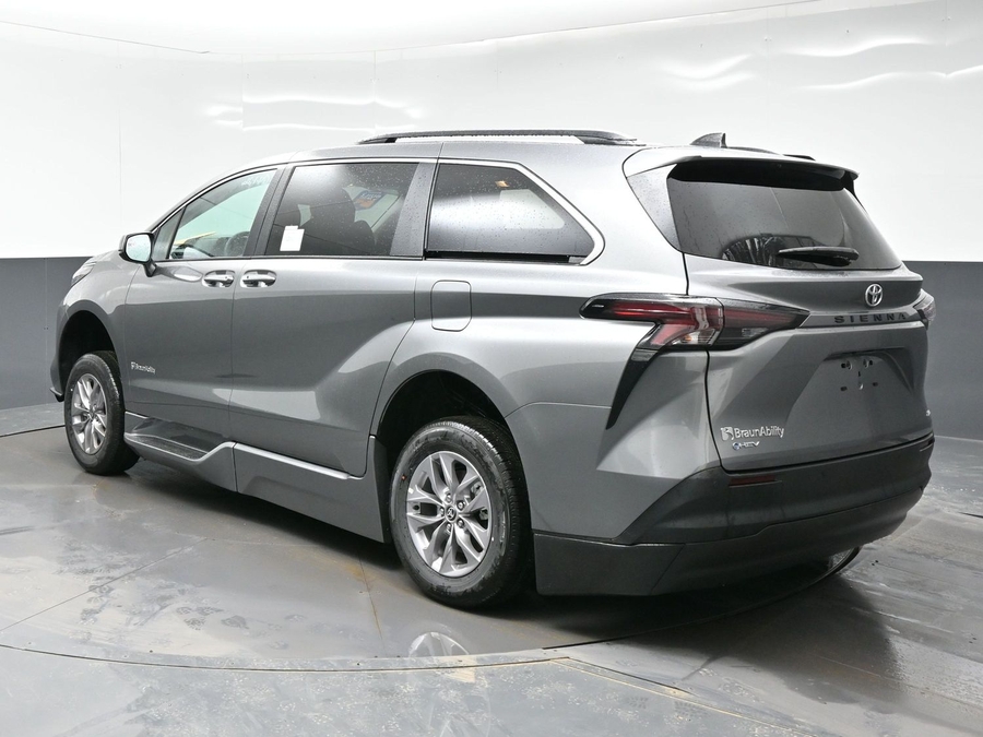 Grey Toyota Sienna image number 4