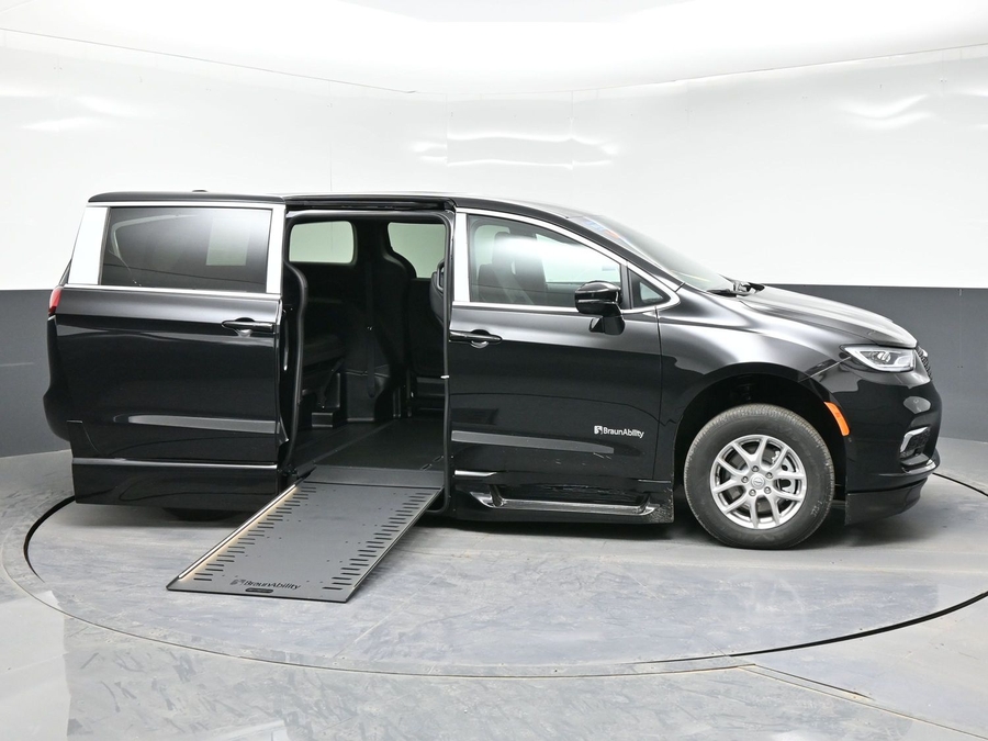 Black Chrysler Pacifica image number 7