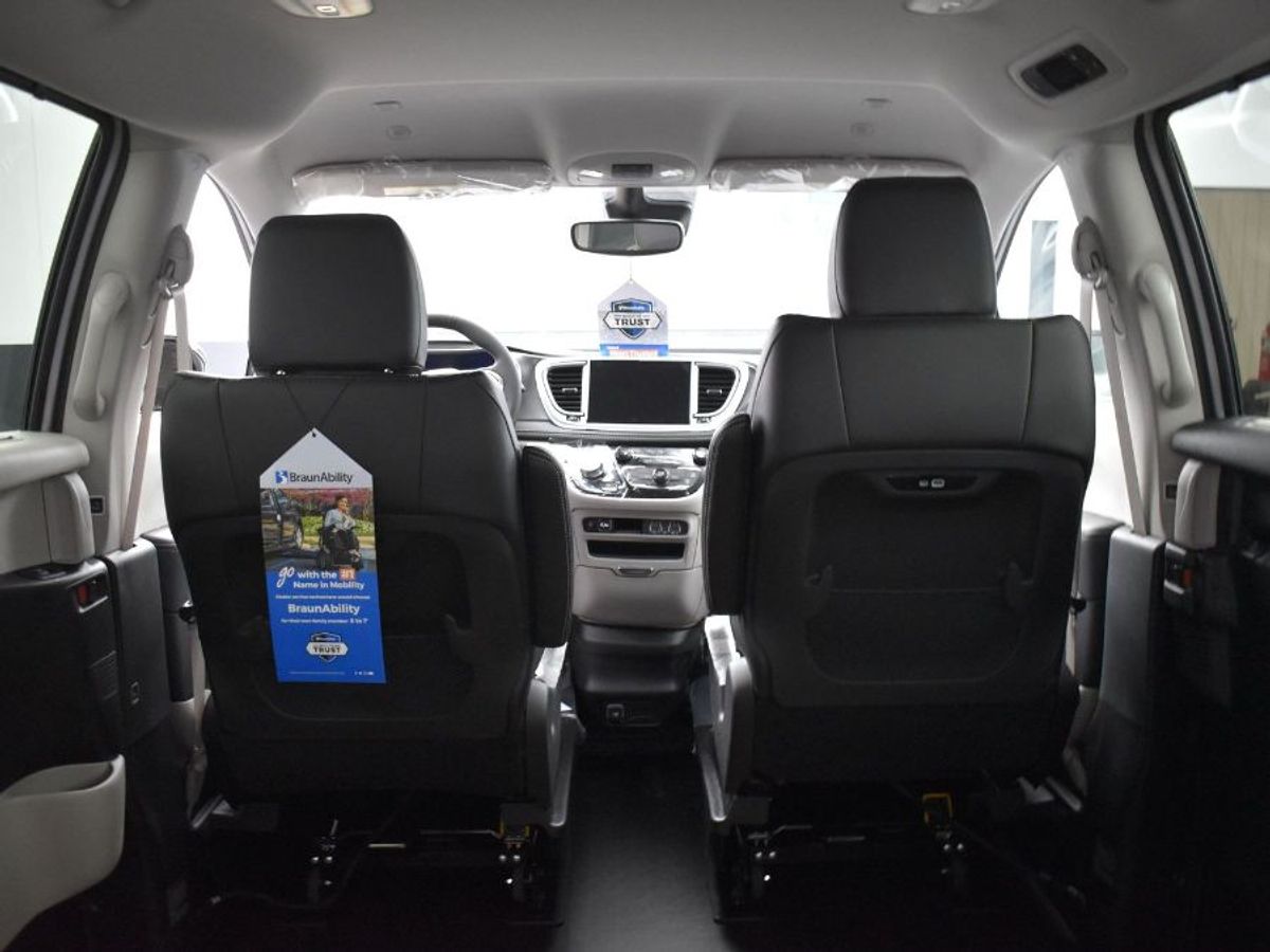 Silver Chrysler Pacifica image number 10
