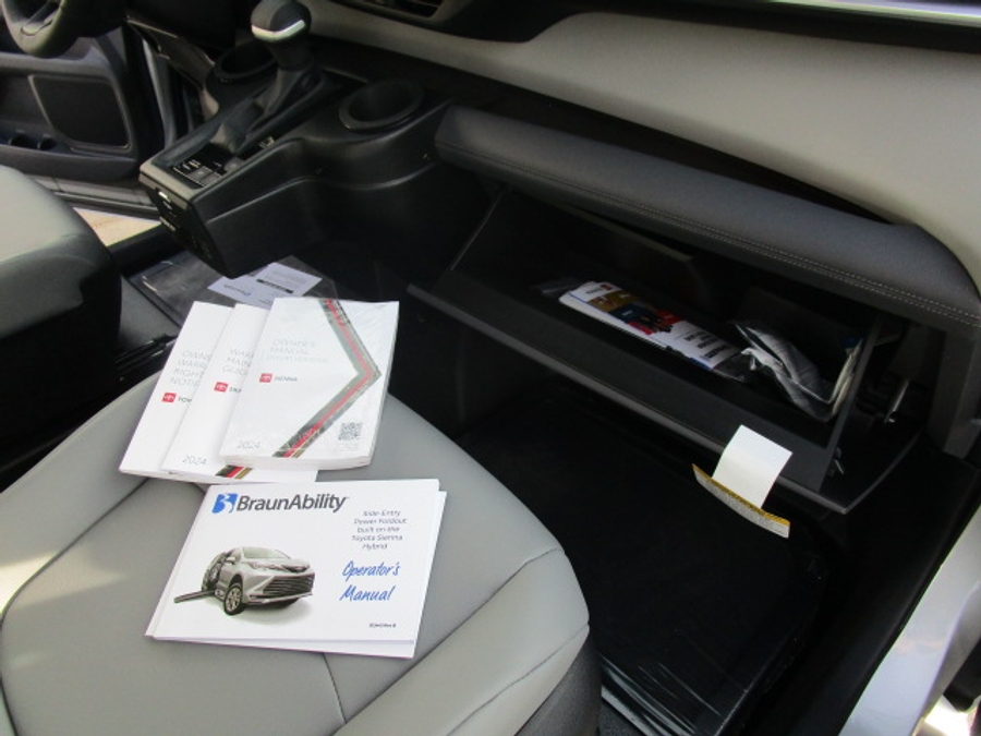 New 2025 Toyota Sienna Hybrid XLE Plus - BraunAbility Side Entry Entry Fold Out Automatic Ramp