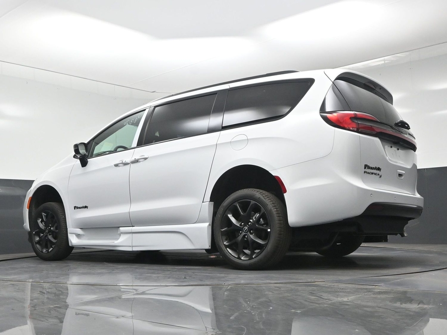 New 2026 Chrysler Pacifica Select Sport - BraunAbility Side Entry Fold Out Automatic Ramp