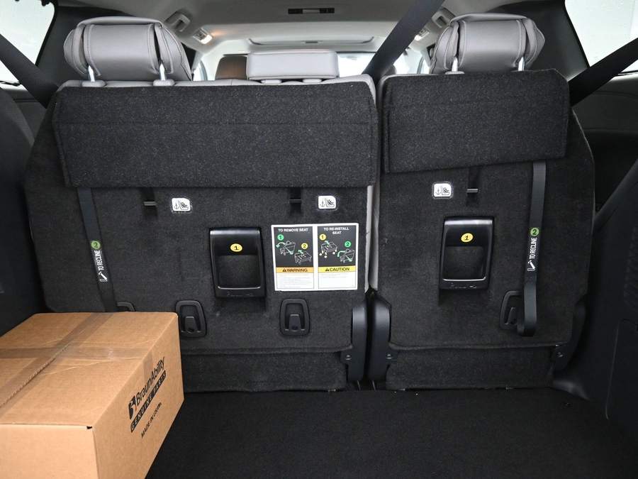 Grey Toyota Sienna image number 11