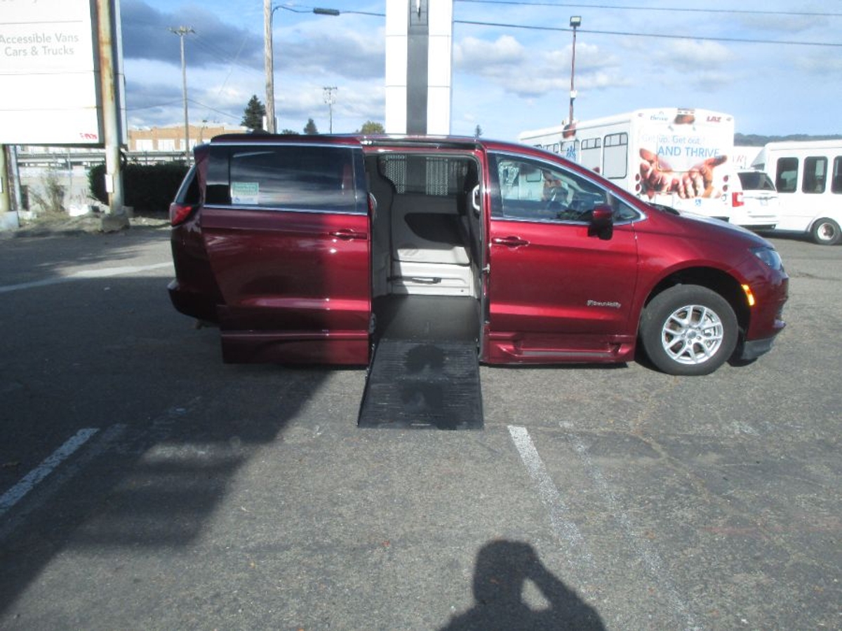 Used 2022 Chrysler Voyager LX's photo