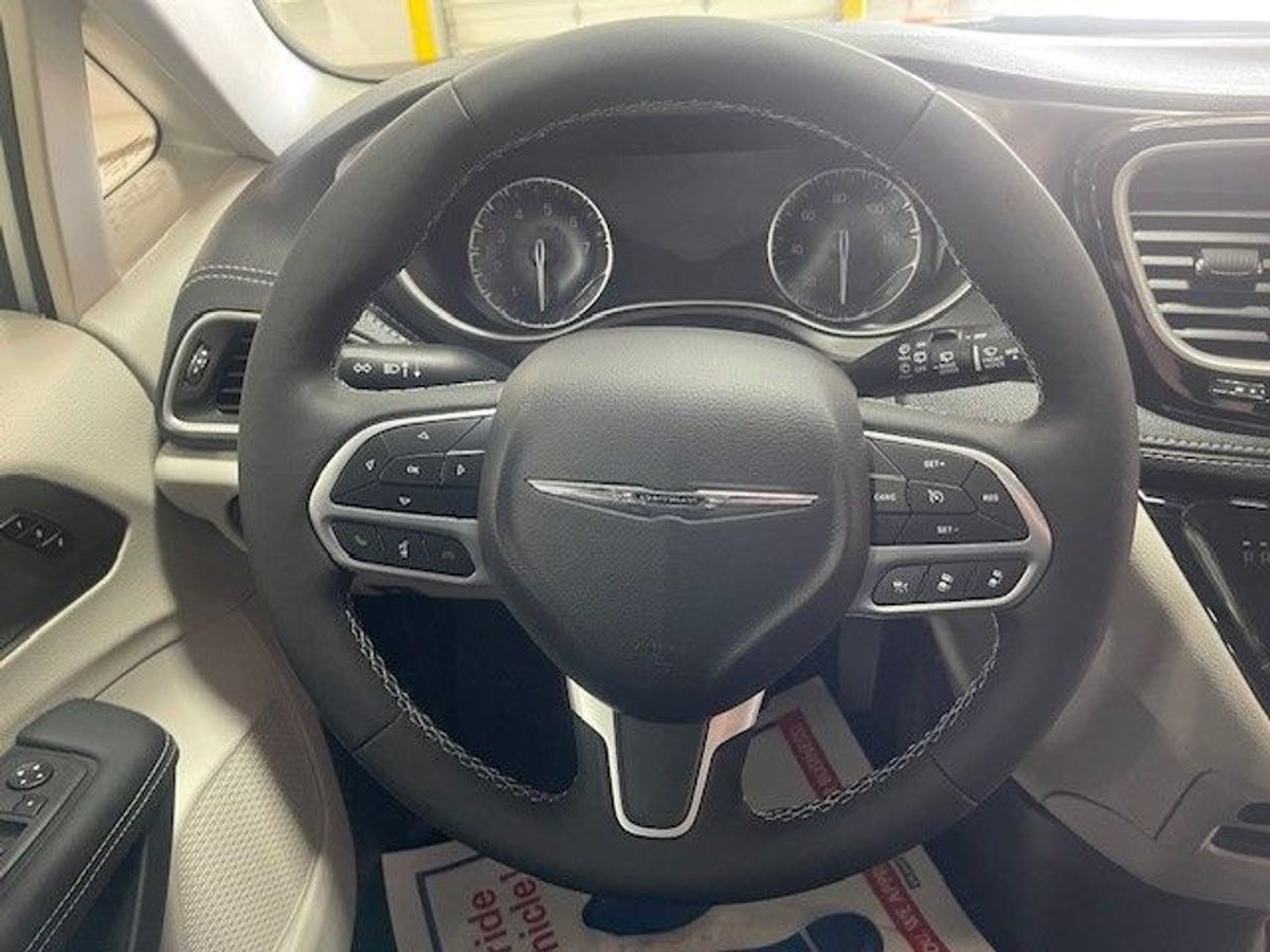 Silver Chrysler Pacifica image number 15