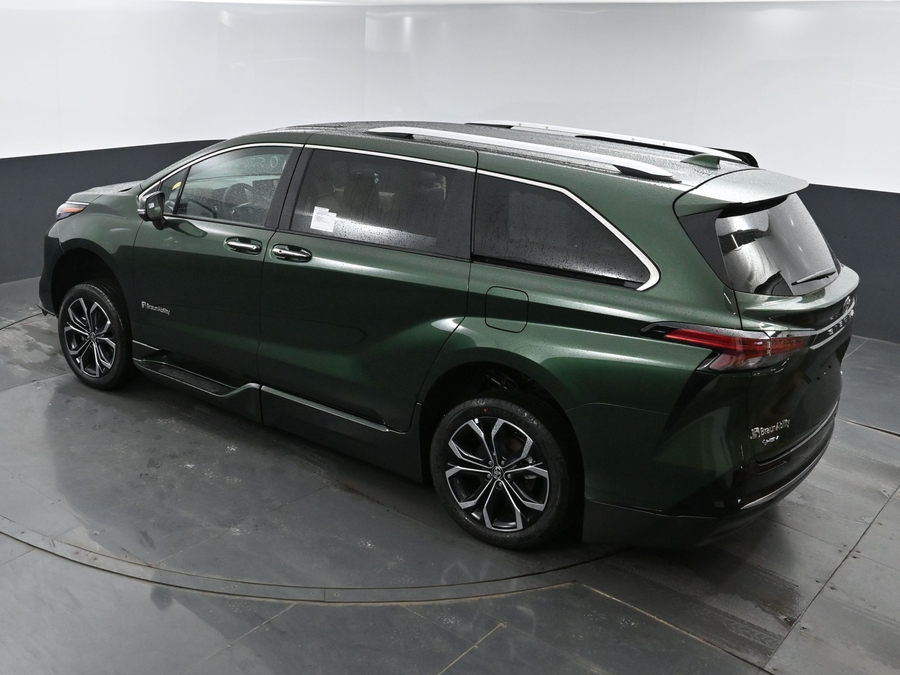 New 2026 Toyota Sienna Hybrid XLE Base - BraunAbility Side Entry Entry Fold Out Automatic Ramp
