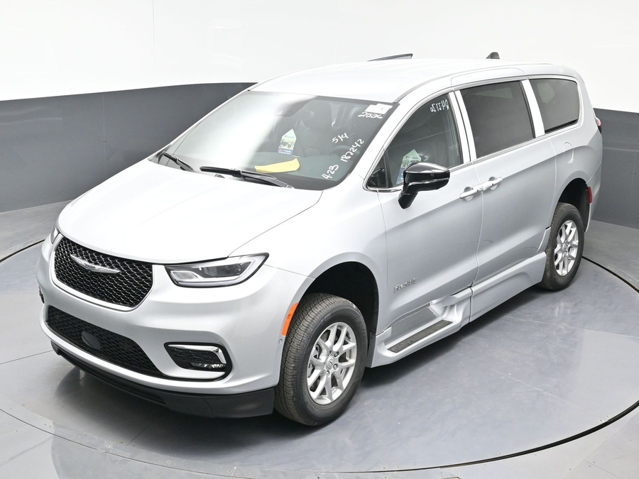 New 2026 Chrysler Pacifica Select Safety - BraunAbility Side Entry Entry Fold Out Automatic Ramp