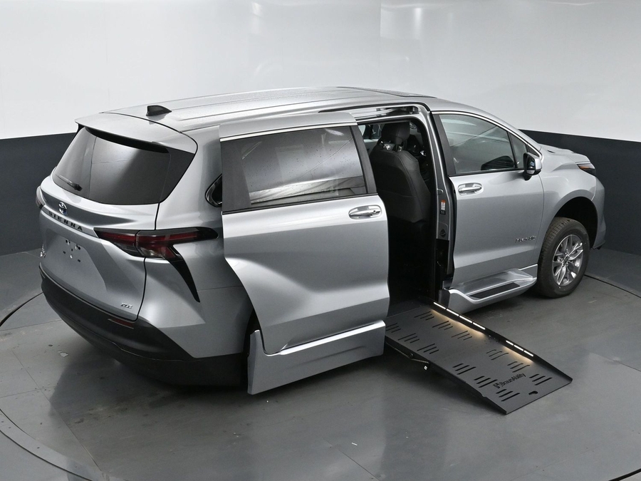 New 2025 Toyota Sienna Hybrid XLE Base - BraunAbility Side Entry Entry Fold Out Automatic Ramp