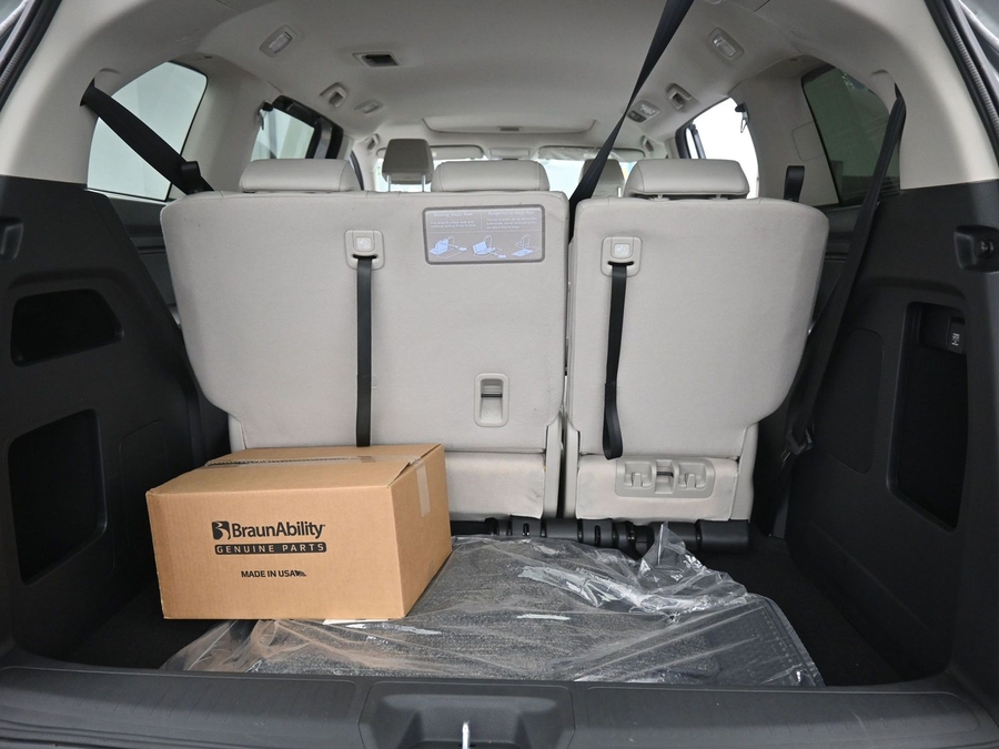 Silver Honda Odyssey image number 13