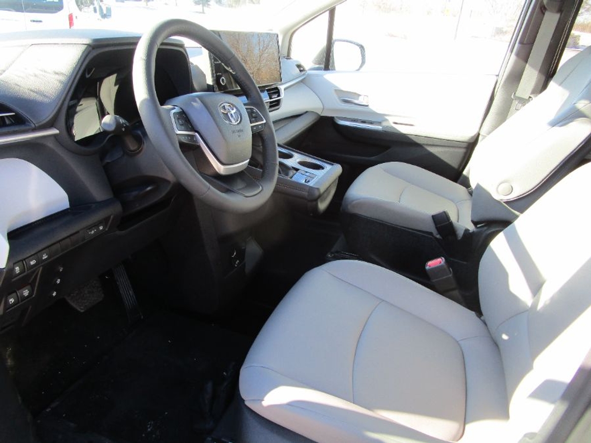 Silver Toyota Sienna image number 7