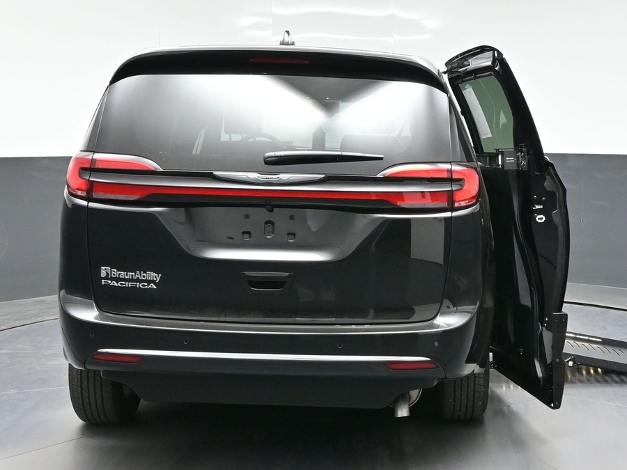 Black Chrysler Pacifica image number 5
