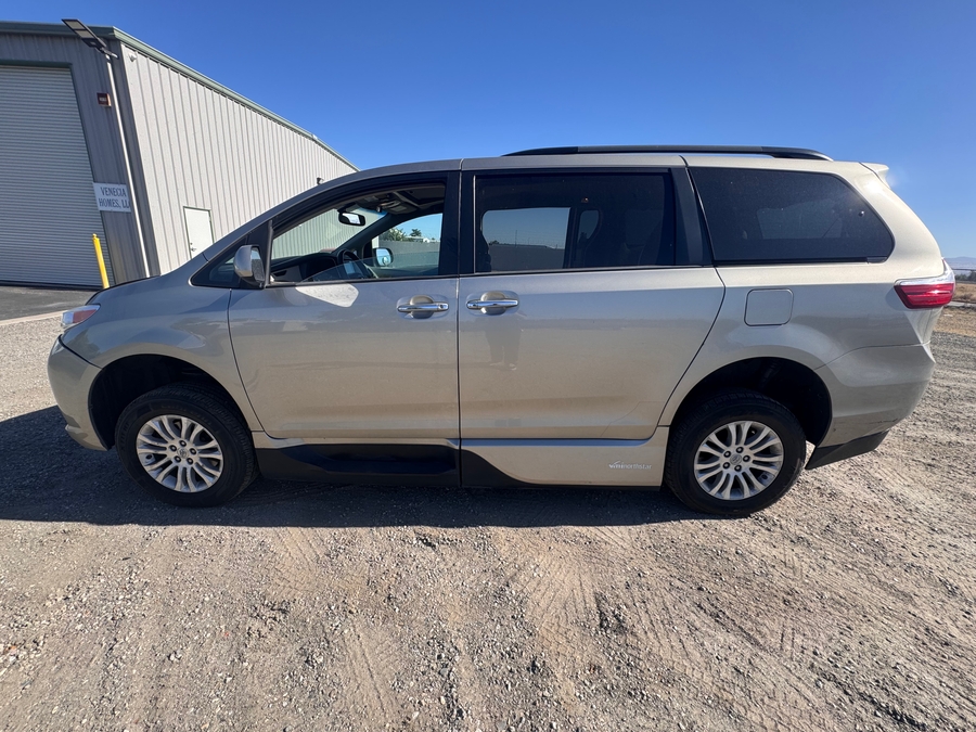 Gold Toyota Sienna image number 1