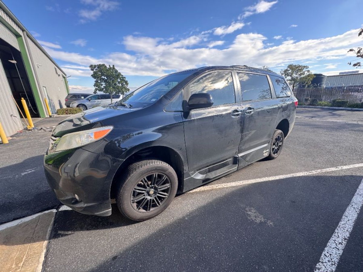 2017 TOYOTA SIENNA - Image 2