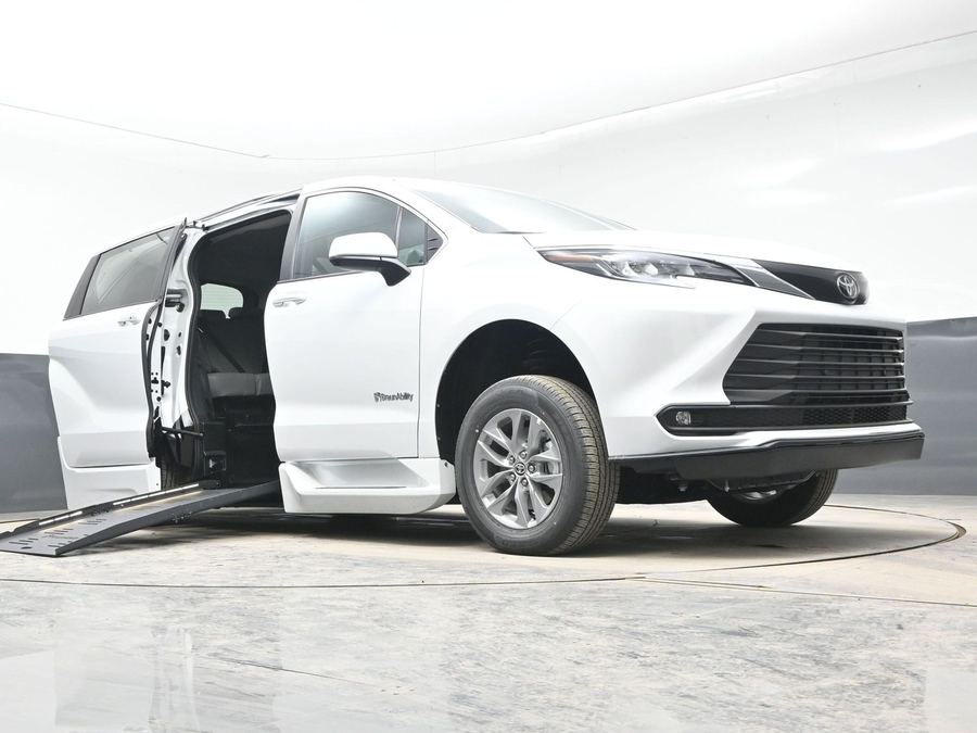 New 2026 Toyota Sienna Hybrid XLE Base - BraunAbility Side Entry Entry Fold Out Automatic Ramp
