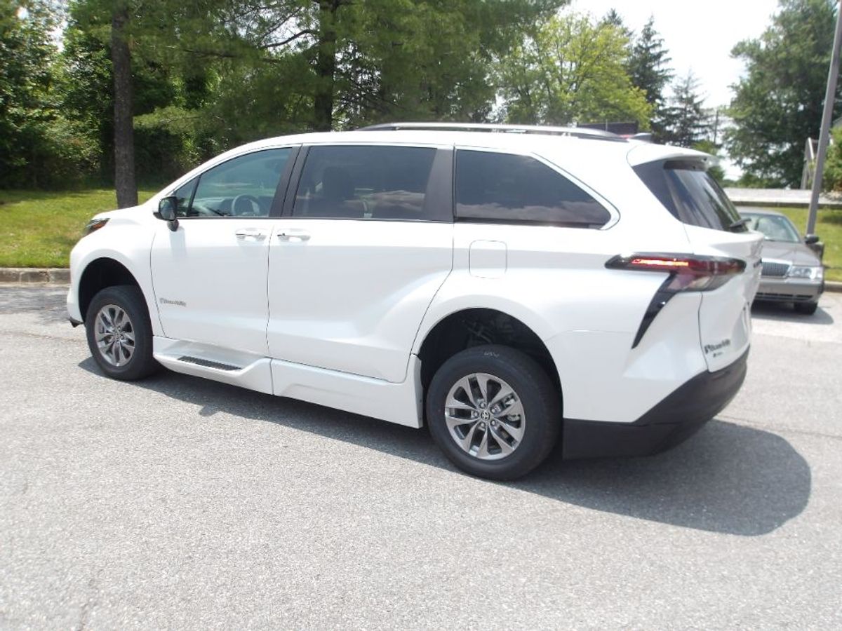 White Toyota Sienna image number 5