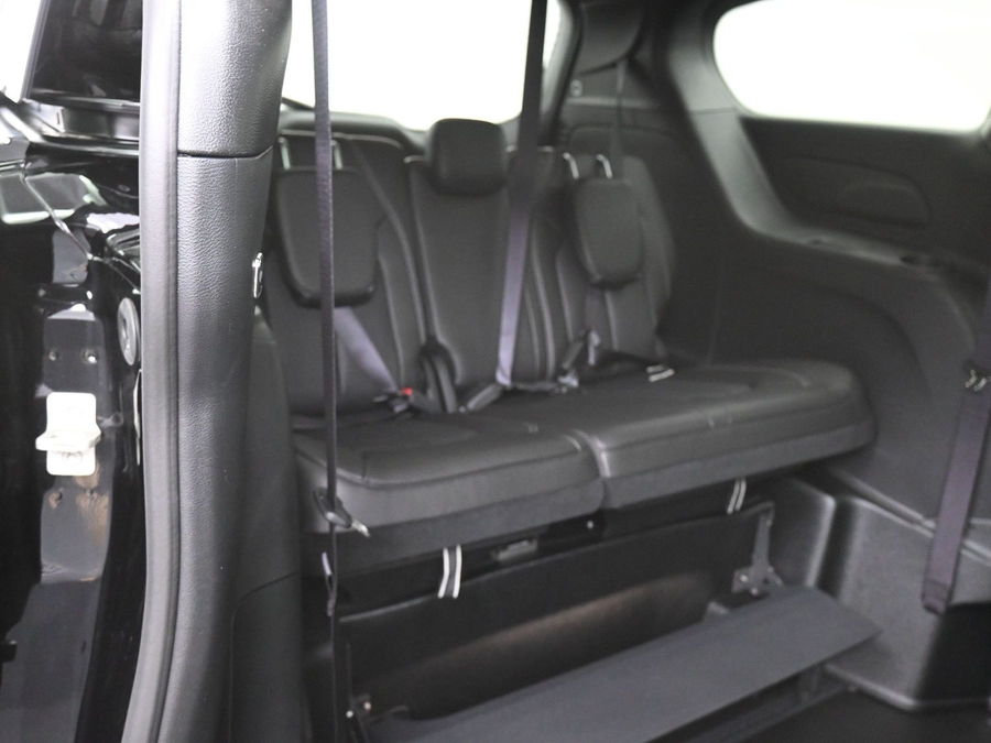 Black Chrysler Pacifica image number 9
